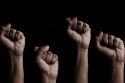 Justiça condena homem por racismo contra vigilante em agência bancária