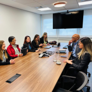 Representação dos empregados entrega abaixo-assinado solicitando mudanças no Super Caixa