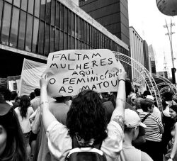 “Parem de nos matar”: mulheres vão às ruas contra a violência no 8 de Março